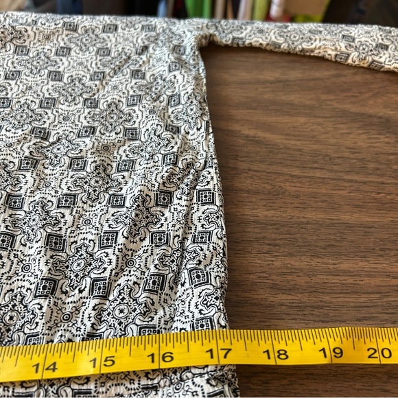 ❤️ GAP Black and White Patterned Blouse - Picture 8 of 10